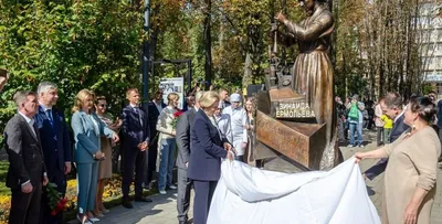 памятник русской императрице элиты Петровны. Ростовондон Редакционное  Фотография - изображение насчитывающей зодчества, ростов: 232585122