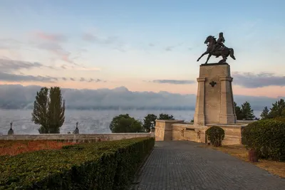 В Самарской области вандалы уронили памятник Пальмиро Тольятти до его  открытия