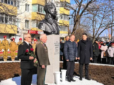 Памятник Ю.Б. Бриннеру, Владивосток — 2ГИС