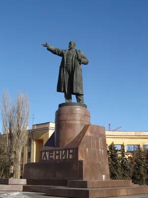 File:Monument to Lenin on Lenin Square in Volgograd.jpg - Wikimedia Commons