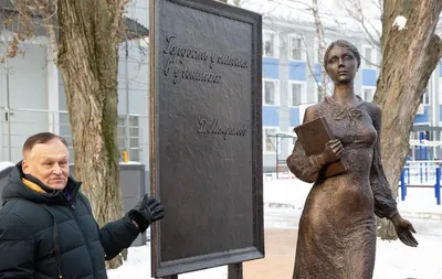 Памятник В. С. Высоцкому, жанровая скульптура, ул. Карла Маркса, 59, Воронеж  — Яндекс Карты