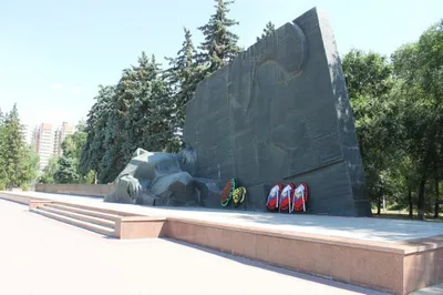 Родина воронеж памятника авиадесантных армии. Арена парка. В городе воронеже.  Редакционное Стоковое Фото - изображение насчитывающей парашютист, посадка:  197072563