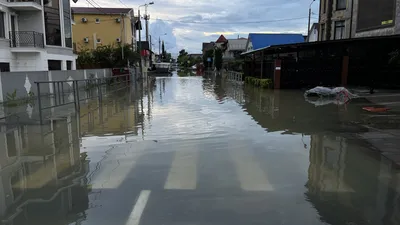 Мощное наводнение в Сочи: потоками воды уносило людей и машины