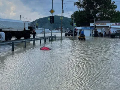 В Сочи около десяти машин унесло потоком воды из-за ливней - Российская  газета