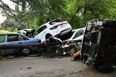 Мощный тропический шторм накрыл Сочи: потоками воды смывало машины, валило  деревья, есть жертвы - TOPNews.RU