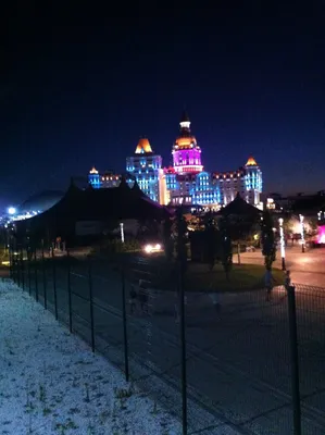 HD-фото здания Морского вокзала ночью с подсветкой и яхт у причала (8035 на  5430 пикселей)