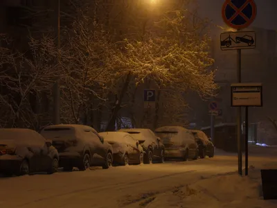 Улица Москвы ночи на рождестве Зима в городе Москвы Стоковое Фото -  изображение насчитывающей золото, напольно: 125599738