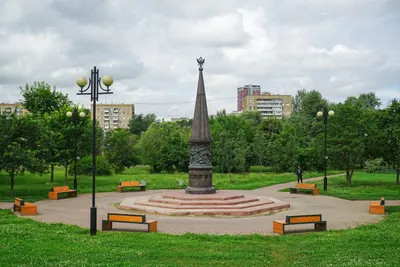 Памятник Ломоносову в Москве рядом с главным зданием МГУ