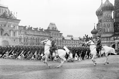 Семилетний гость Парада Победы 1945 года узнал себя на кадрах кинохроники -  Российская газета