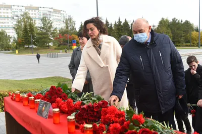 В ОГУ появился стихийный мемориал в память о погибших в Перми | 21.09.2021  | Новости Оренбурга - БезФормата