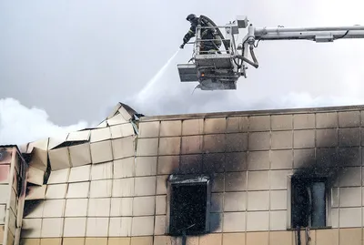 Появилось видео, как люди прыгают из окна горящего торгового центра «Зимняя  вишня» в Кемерове - KP.RU