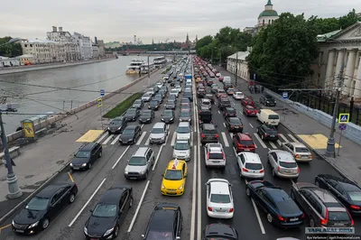 Москва встала в десятибалльные пробки в пятницу | 360°