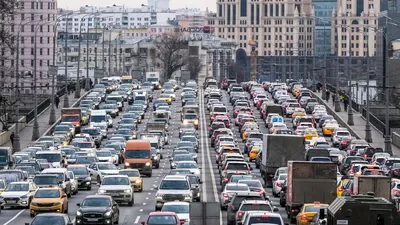 Очереди в метро и пробки на въезде образовались из-за введения пропусков в  Москве