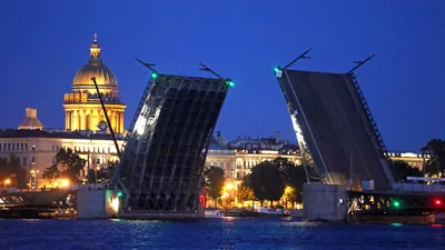 Белые ночи в Санкт-Петербурге. Развод мостов. Фото.