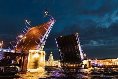 Белые ночи в Санкт-Петербурге. Развод мостов. Фото.