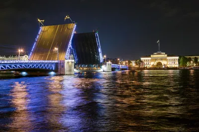 Развод мостов на катере в Санкт-Петербурге