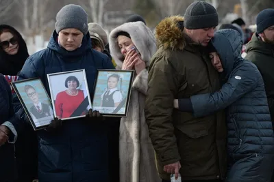 В Кемерове начались похороны погибших при пожаре в \"Зимней вишне\" -  Российская газета