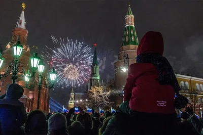 В Москве был произведен самый долгий салют, который озарил небо в цвета  Государственного флага России : Министерство обороны Российской Федерации