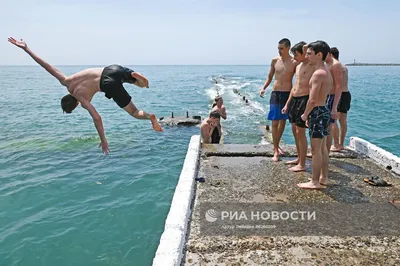 Мощный тропический шторм накрыл Сочи: потоками воды смывало машины, валило  деревья, есть жертвы - TOPNews.RU