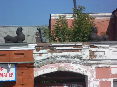 Литые чугунные львы в районе старого базара