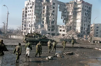 На помойке в Гродно нашли старые фото и пленки. Кому они принадлежали?