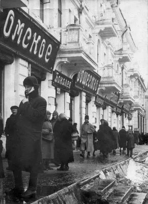 Старый Омск - Потрясающая фотография ул. Интернациональной. Справа, на  месте будущего Торгового Центра, - старый базар. По левой стороне - частные  дома. Здание Главпочтамта еще не построено, как и высотка у кинотеатра