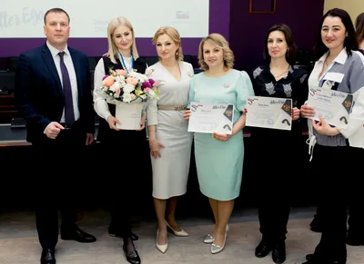 Учитель из Омска Надежда Лисицина поздравила коллег с Днём преподавателя  высшей школы | 12 канал