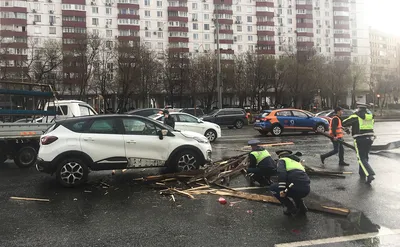 Снесенная кровля и вдребезги разбитые детские площадки: как прошел ураган в  Москве