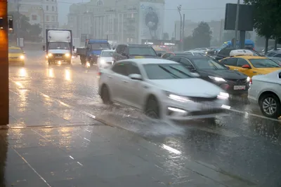 Видео: В центре Москвы упавшая крыша разгромила автомобили - Российская  газета