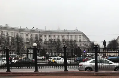 Первое время жили в землянках и подвалах