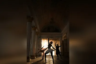 https://ekaterinburg.bezformata.com/listnews/fotograf-ustroil-fotosessiyu-s-balerinami/126756424/