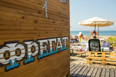 Пляж Фрегат – один из популярных пляжей курортного городка в Адлере, назван  так в честь близлежащего пансионата. Недалеко от него находится Sochi  Discovery World | Nicko.ru