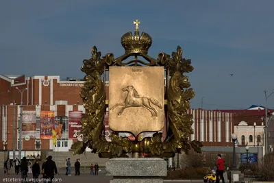 На фасаде исторического здания в Томске обнажился советский герб - Томский  Обзор – новости в Томске сегодня