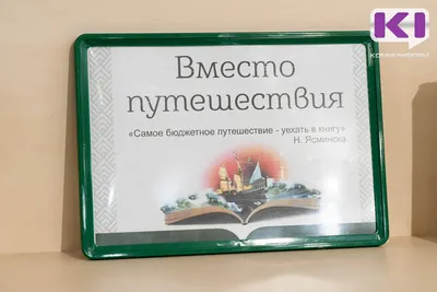 Главный бухгалтер держит папку для вертикального портрета PNG , папка,  белый, документ PNG рисунок для бесплатной загрузки