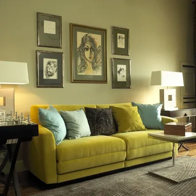 Гостиные с горчичным диваном – 135 лучших фото-идей дизайна интерьера зала  | Houzz Россия