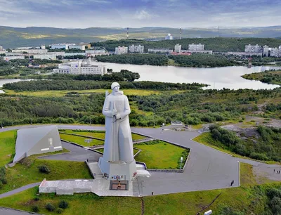 Памятная стела Город-герой Мурманск, памятник, мемориал, Ямало-Ненецкий  автономный округ, Губкинский, площадь Победы — Яндекс Карты