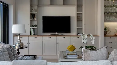 Стильный дизайн маленькой гостиной комнаты: мебель, обои и планировка