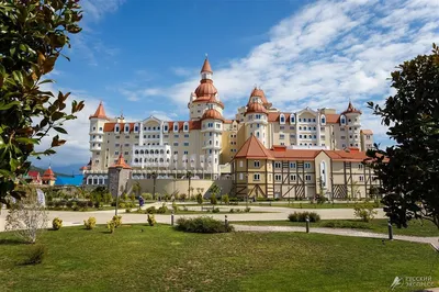 Фото здания и башен отеля «Богатырь» в Сочи, похожего на замок