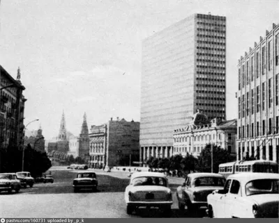 Москва меняется - БЫЛО / СТАЛО На фото — угол Моховой и Тверской улиц, вид  на гостиницу Националь, 1980-е, 2020🧐👇🏼 На верхнем снимке (справа)  возвышается ещё одна гостиница — Интурист. В 2007