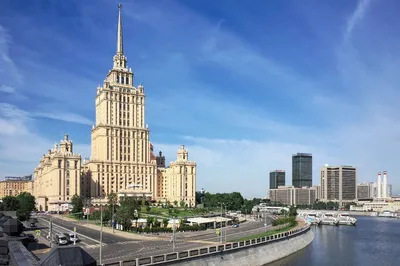 Moscow, Russia - July 20, 2018: Novoryazanskaya street and hotel Hilton  Moscow Leningradskaya. Отель Хилтон Гостиница Ленинградская, Москва, Россия  Stock Photo - Alamy