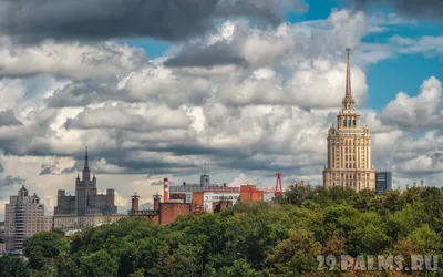 Гостиница \"Украина\" (Radisson) в Москве и \"Атлантида\" на Москве-реке.  Россия.