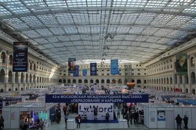 В крупнейшем прививочном центре Москвы началась ревакцинация от COVID — РБК