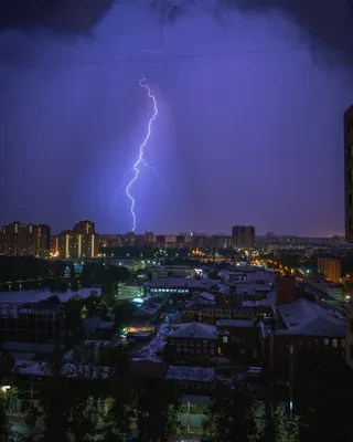 Мощнейшая гроза в Москве попала в объективы фотокамер