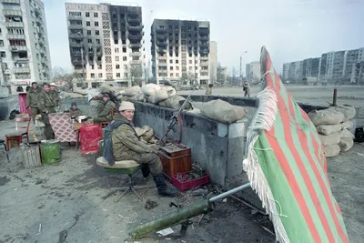 A Russian soldier against the background of the destroyed presidential  palace. Grozny, 1995. : r/ANormalDayInRussia