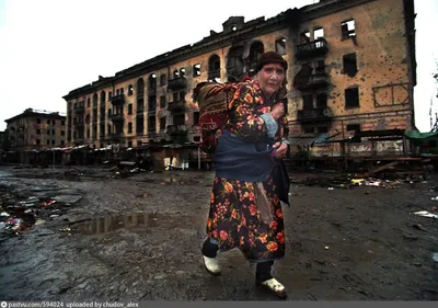 Civilians witness the destruction in Grozny, Chechnya 1996. [1347x897] :  r/MilitaryPorn