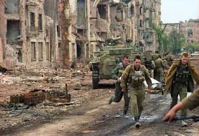 Image of RUSSIAN SOLDIERS PATROL OUTSKIRTS OF GROZNY, 1996-03-09 (photo)