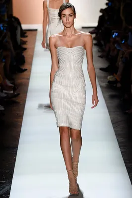 Herve leger платье с плиссированной юбкой на фотографии