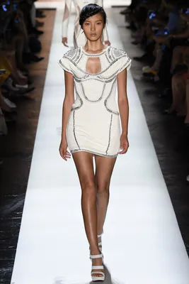Herve leger платье с многослойной юбкой на фото