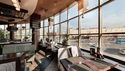 MOSCOW - SEPTEMBER 2014: The Interior Of The Popular Japanese Chain Of  Restaurants \"YAKITORIYA\" In Moscow. Hall Without Visitors With Wooden  Furniture. Modern Design With Traditional Japanese Style Фотография,  картинки, изображения и