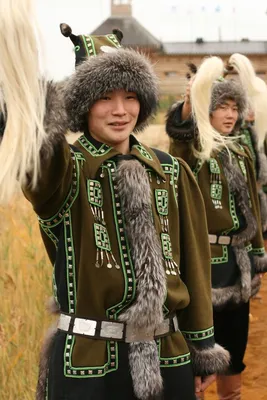 Якутский национальный костюм.: платье, повязка на голову, подъюбник,  \"торбаса\" на ноги.